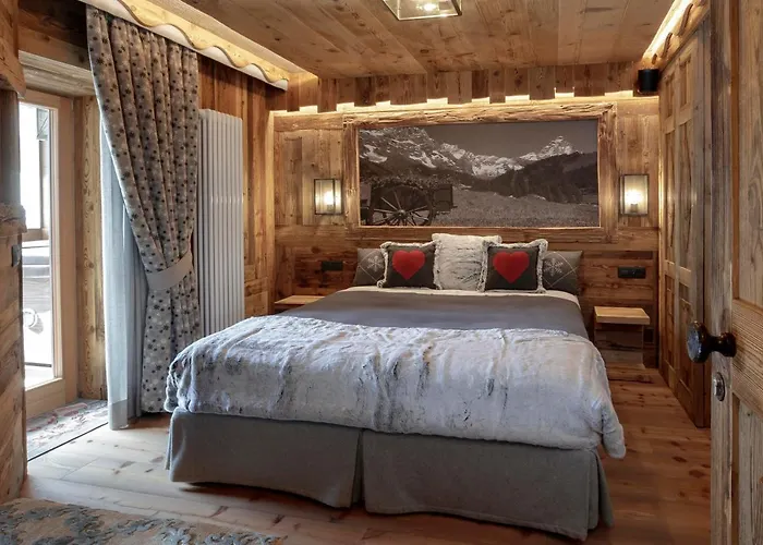 Ski Apartment Francois Hot Tub & Central Location With Hotel Services